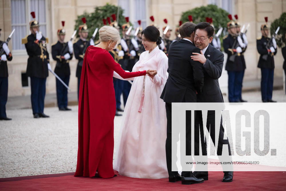 #2 French State dinner for South Korea s President - Paris France s President Emmanuel Macron and his wife Brigitte Macron welcome South Korea s President Lee Jae Myung and his wife Kim Hye Kyung before for a State dinner organised by France s President Emmanuel Macron for South Korea s President Lee Jae Myung at the Elysee Presidential Palace, in Paris on September 8, 2026.Photo by Eliot Blondet ABACAPRESS.COM Paris France France