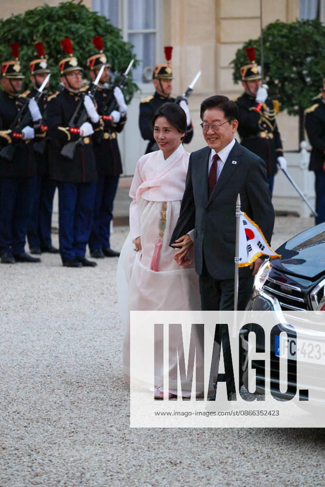 DiÌ‚ner d Etat en l honneur de Mr LEE Jae Myung, PreÌsident de la ReÌpublique de CoreÌe Emmanuel Macron et Brigitte Macron recoivent Mr LEE Jae Myung, PreÌsident de la ReÌpublique de CoreÌe et son à pouse, Kim Hye-kyung, à l occasion d un diner d à tat au Palais de l Elysà e à Paris, le 8 septembre 2026. French President, Emmanuel Macron and his wife, Brigitte Macron hosted Mr. LEE Jae Myung, President of the Republic of Korea, and his wife, Kim Hye-kyung, at a state dinner at the Elysà e Palace in Paris on September 8, 2026.