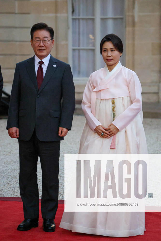 DiÌ‚ner d Etat en l honneur de Mr LEE Jae Myung, PreÌsident de la ReÌpublique de CoreÌe Emmanuel Macron et Brigitte Macron recoivent Mr LEE Jae Myung, PreÌsident de la ReÌpublique de CoreÌe et son à pouse, Kim Hye-kyung, à l occasion d un diner d à tat au Palais de l Elysà e à Paris, le 8 septembre 2026. French President, Emmanuel Macron and his wife, Brigitte Macron hosted Mr. LEE Jae Myung, President of the Republic of Korea, and his wife, Kim Hye-kyung, at a state dinner at the Elysà e Palace in Paris on September 8, 2026.