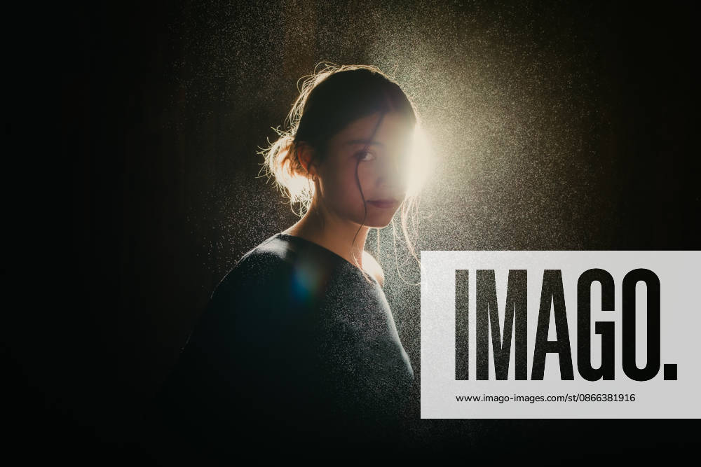 Woman looking over her shoulder in bright backlight Lyons, Colorado, United States CR_SABO260908A-2119447-01 ,model released, Symbolfoto ,property released
