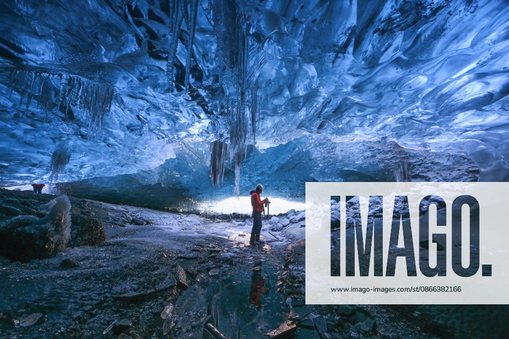 Tourist standing in an ice cave in Vatnajökull glacier Iceland Ísafjörður, Ísafjarðarbær, Iceland CR_SSBW260908-2120542-01 ,model released, Symbolfoto ,property released