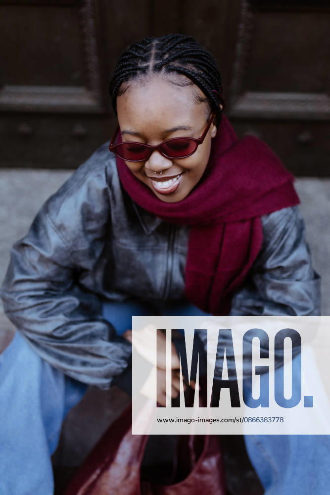 High angle view of a stylish Black woman smiling Cape Town, Western Cape, South Africa CR_YNJN260826-2111682-01 ,model released, Symbolfoto ,property released