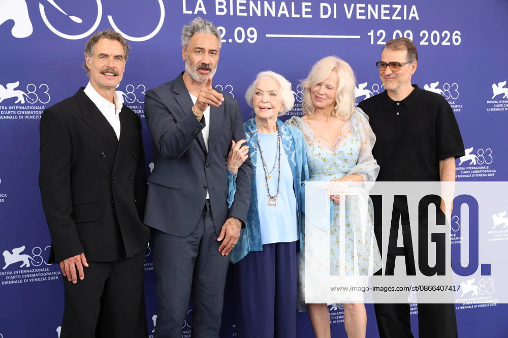 Murray Bartlett, Taika Waititi, Ellen Burstyn, Pamela Anderson and Kornel Mundruczo at the photo call for the film *Place to Be* at the 2026 Venice Biennale—the 83rd Venice International Film Festival—at the Palazzo del Casino in Venice, September 9, 2026 Foto:xD.xBedrosianx xFuturexImagex place_6995