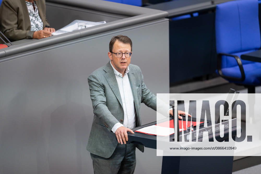 GER, Berlin, 92nd session of the German Bundestag in the plenary hall of the Reichstag building; Ulrich Thoden of Die Linke stands at the lectern, gesturing, expressing emotions through facial expressions