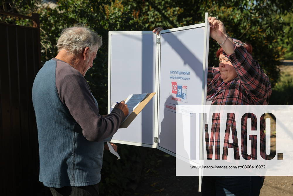 RUSSIA, DONETSK - SEPTEMBER 9, 2026: Citizens participate in early voting in the 2026 State Duma elections at Oktyabrsky Donetsk Russia - ZUMAt113 20260909_zaa_t113_207