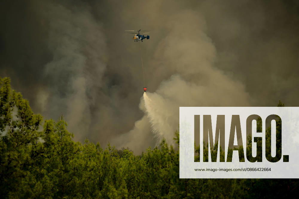 Firefighting efforts continue against wildfire in Turkiye s Antalya ANTALYA, TURKIYE - SEPTEMBER 09: A firefighting aircraft drops water over a wildfire that broke out in a forested area as firefighting efforts continue from the air and on the ground in Kizilli neighborhood of Kepez district, Antalya, Turkiye, on September 09, 2026. Orhan Cicek Anadolu Antalya Turkey. Editorial use only. Please get in touch for any other usage.