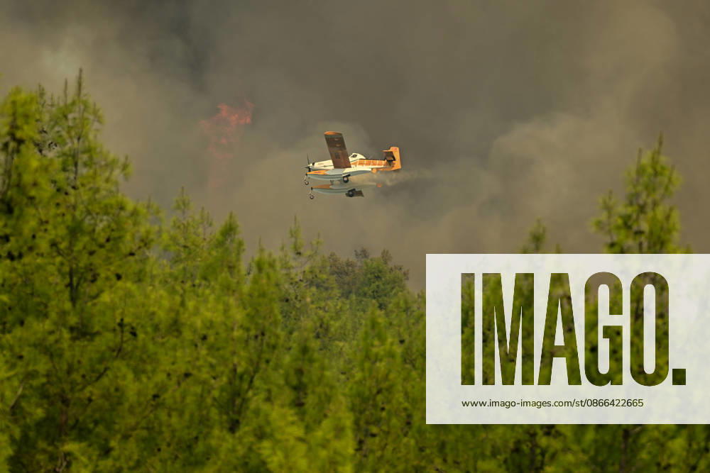 Firefighting efforts continue against wildfire in Turkiye s Antalya ANTALYA, TURKIYE - SEPTEMBER 09: A firefighting aircraft drops water over a wildfire that broke out in a forested area as firefighting efforts continue from the air and on the ground in Kizilli neighborhood of Kepez district, Antalya, Turkiye, on September 09, 2026. Orhan Cicek Anadolu Antalya Turkey. Editorial use only. Please get in touch for any other usage.