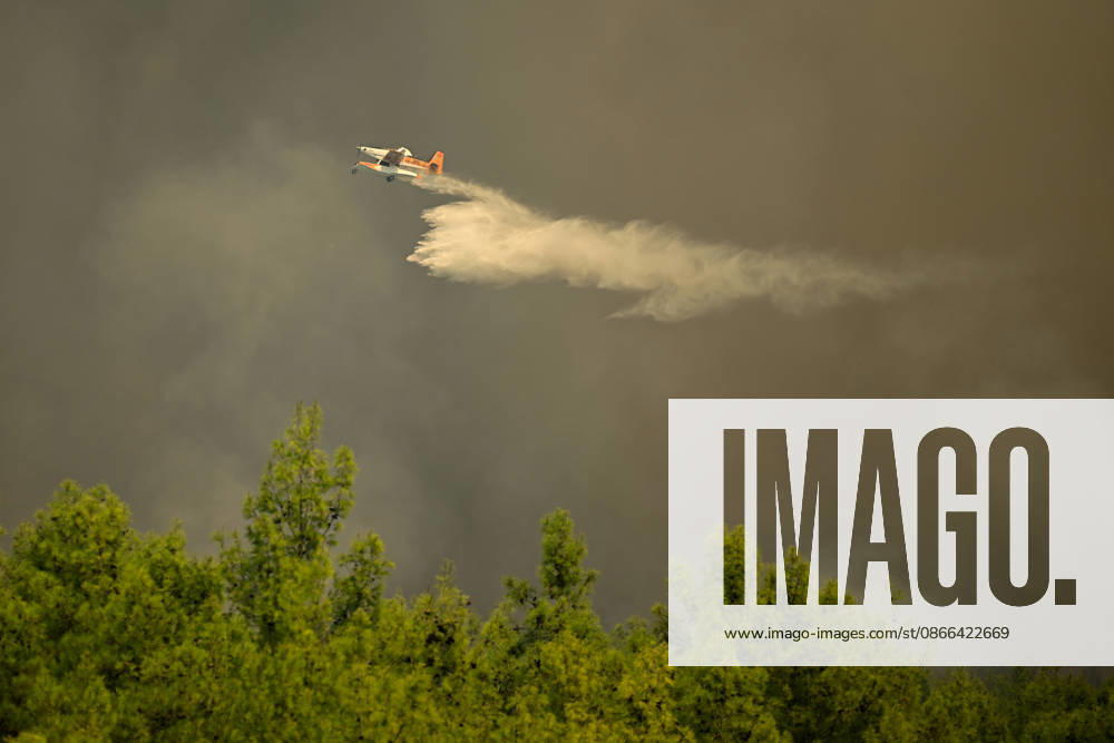 Firefighting efforts continue against wildfire in Turkiye s Antalya ANTALYA, TURKIYE - SEPTEMBER 09: A firefighting aircraft drops water over a wildfire that broke out in a forested area as firefighting efforts continue from the air and on the ground in Kizilli neighborhood of Kepez district, Antalya, Turkiye, on September 09, 2026. Orhan Cicek Anadolu Antalya Turkey. Editorial use only. Please get in touch for any other usage.