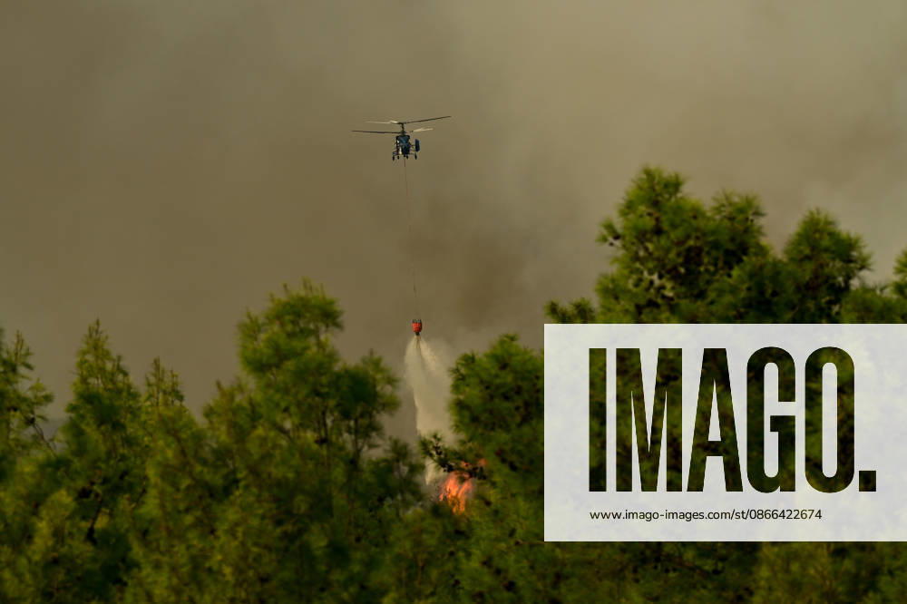 Firefighting efforts continue against wildfire in Turkiye s Antalya ANTALYA, TURKIYE - SEPTEMBER 09: A firefighting aircraft drops water over a wildfire that broke out in a forested area as firefighting efforts continue from the air and on the ground in Kizilli neighborhood of Kepez district, Antalya, Turkiye, on September 09, 2026. Orhan Cicek Anadolu Antalya Turkey. Editorial use only. Please get in touch for any other usage.