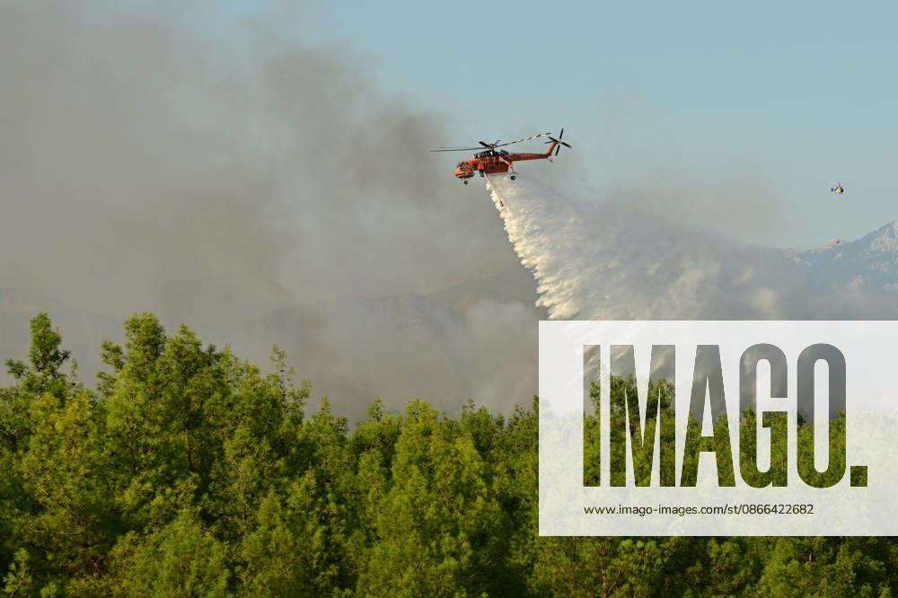Firefighting efforts continue against wildfire in Turkiye s Antalya ANTALYA, TURKIYE - SEPTEMBER 09: A firefighting aircraft drops water over a wildfire that broke out in a forested area as firefighting efforts continue from the air and on the ground in Kizilli neighborhood of Kepez district, Antalya, Turkiye, on September 09, 2026. Orhan Cicek Anadolu Antalya Turkey. Editorial use only. Please get in touch for any other usage.