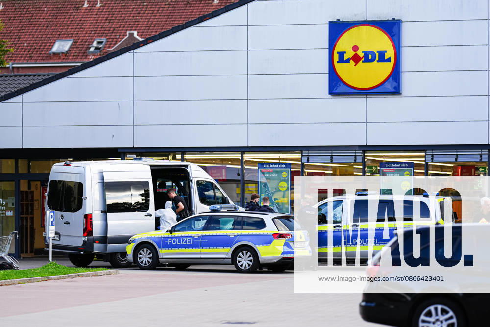 Ratzeburg: Police operation following a homicide at a Lidl in Ratzeburg, September 9, 2026; Forensic investigators and police at the crime scene. Police operation following a homicide at a Lidl in Ratzeburg