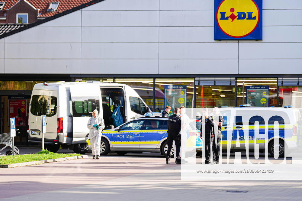 Ratzeburg: Police operation following a homicide at a Lidl in Ratzeburg, September 9, 2026; Forensic investigators and police at the crime scene. Police operation following a homicide at a Lidl in Ratzeburg