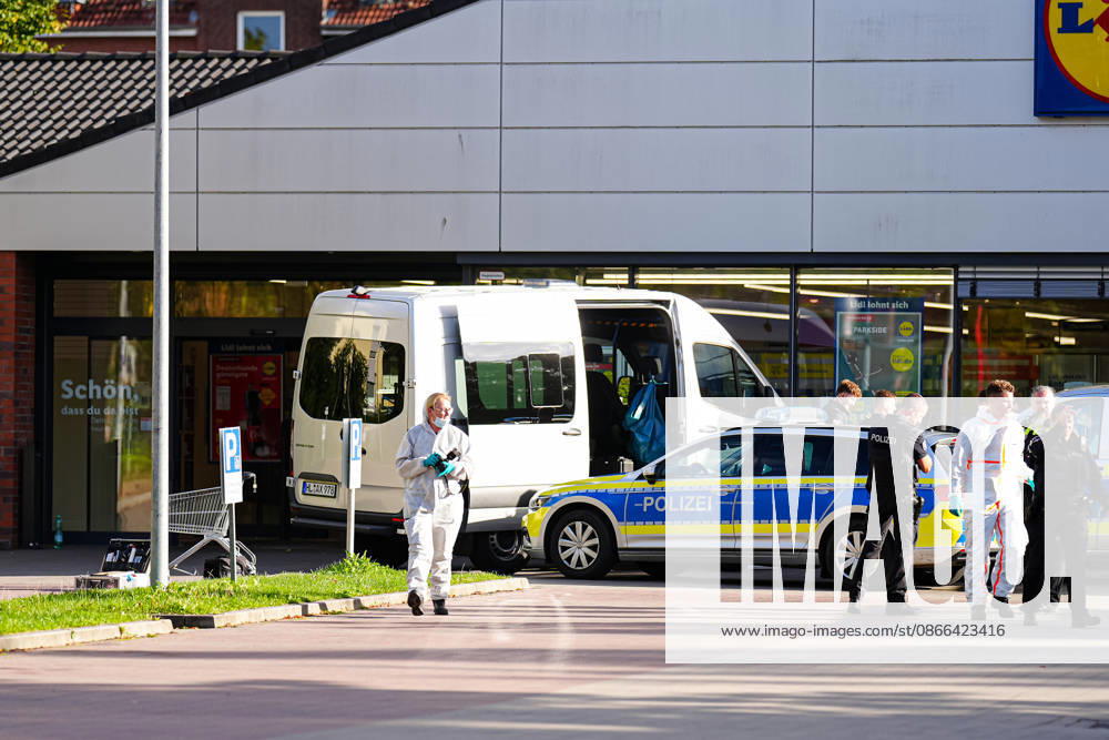 Ratzeburg: Police operation following a homicide at a Lidl in Ratzeburg, September 9, 2026; Forensic investigators and police at the crime scene. Police operation following a homicide at a Lidl in Ratzeburg