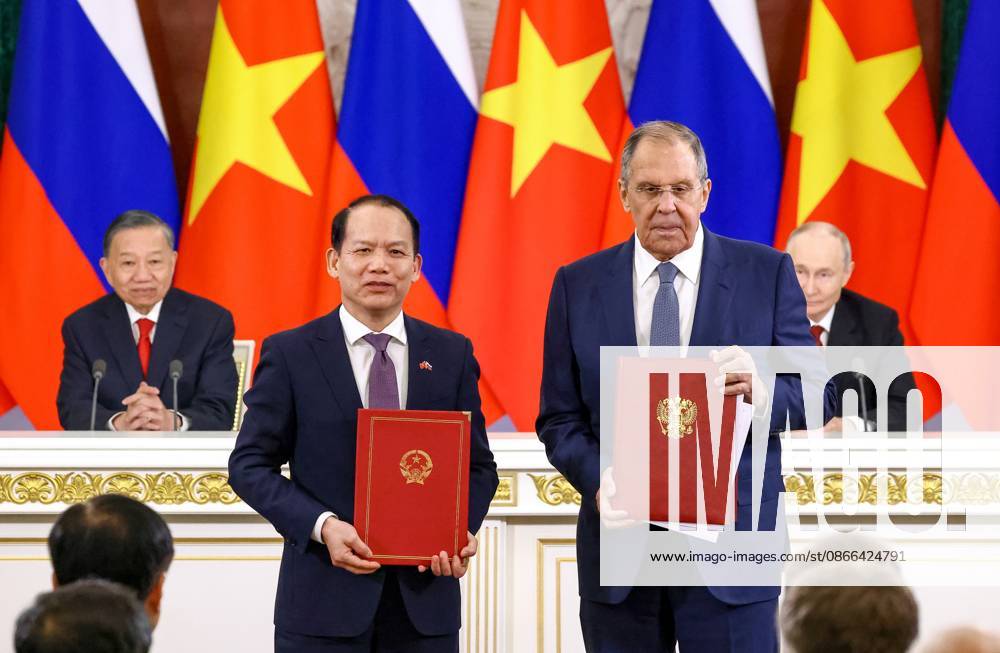 Russia Vietnam 9239617 09.09.2026 Vietnamese Justice Minister Thanh Tung Hoang and Russian Foreign â Minister Sergey Lavrov exchange signed documents following a meeting between Russian President Vladimir Putin and Vietnamese President To Lam at the Kremlin in Moscow, Russia. Geodakyan Artem Sputnik Moscow Russia