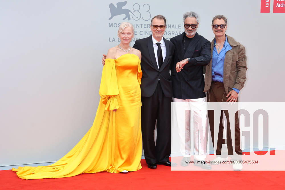 Pamela Anderson, Kornel Mundruczo, Taika Waititi, and Murray Bartlett at the premiere of the film *Place to Be* at the 2023 Venice Biennale—the 83rd Venice International Film Festival—in the Sala Giardino, Venice, September 9, 2026 Foto:xD.xBedrosianx xFuturexImagex place_prem_6934