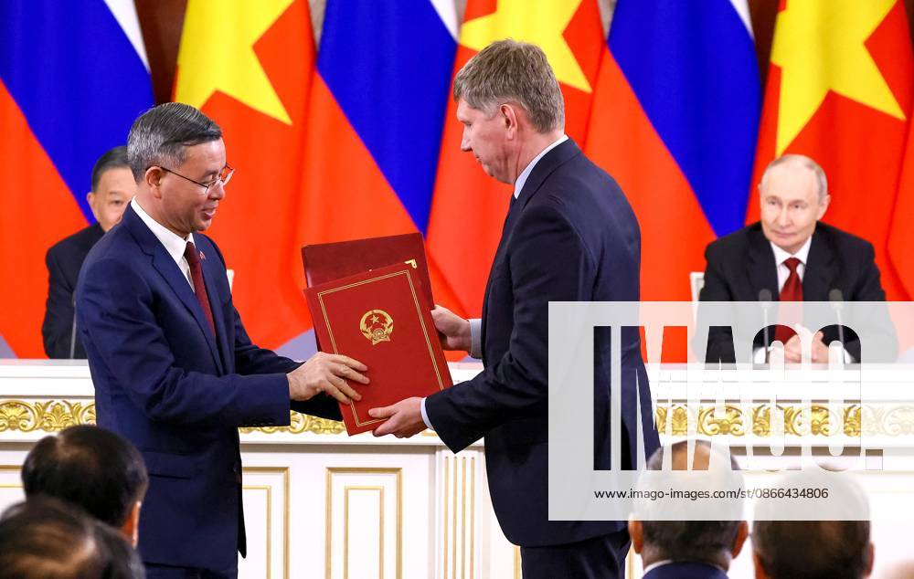 Russia Vietnam 9239806 09.09.2026 Vietnamese Finance Minister Ngo Van Tuan and Economic Development Minister Maxim Reshetnikov exchange signed documents following a meeting between Russian President Vladimir Putin and Vietnamese President To Lam at the Kremlin in Moscow, Russia. Geodakyan Artem Sputnik Moscow Russia