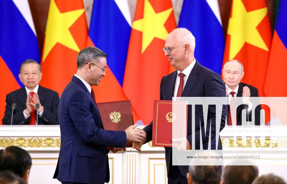 Russia Vietnam 9239813 09.09.2026 Vietnamese Finance Minister Ngo Van Tuan and Russian Direct Investment Fund CEO - Special Presidential Representative for Investment and Economic Cooperation with Foreign Countries Kirill Dmitriev exchange signed documents following a meeting between Russian President Vladimir Putin and Vietnamese President To Lam at the Kremlin in Moscow, Russia. Geodakyan Artem Sputnik Moscow Russia