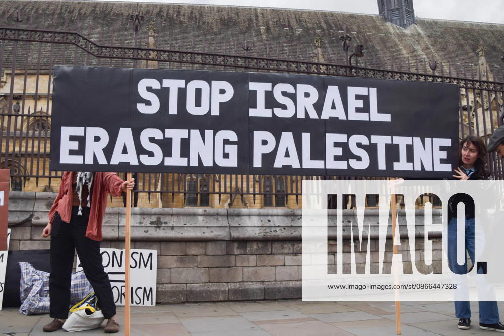 Protesters gather in Parliament Square in support of Palestine and against what the protesters call a pro-Israel and Zionist influence in UK politics. London United Kingdom - ZUMAv130 20260909_zip_v130_099