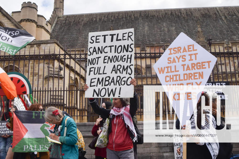 An activist holds a placard stating Settler sanctions not enough, full arms embargo now as protesters gather in Parliament Square in support of Palestine and against what the protesters call a pro-Israel and Zionist influence in UK politics. London United Kingdom - ZUMAv130 20260909_zip_v130_100