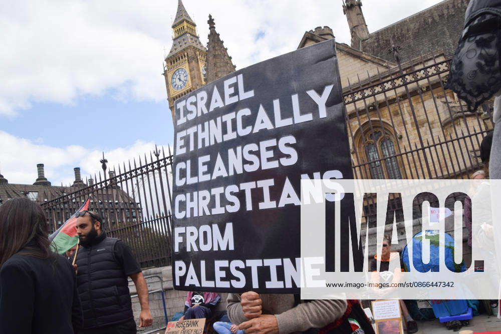 Protesters gather in Parliament Square in support of Palestine and against what the protesters call a pro-Israel and Zionist influence in UK politics. London United Kingdom - ZUMAv130 20260909_zip_v130_103