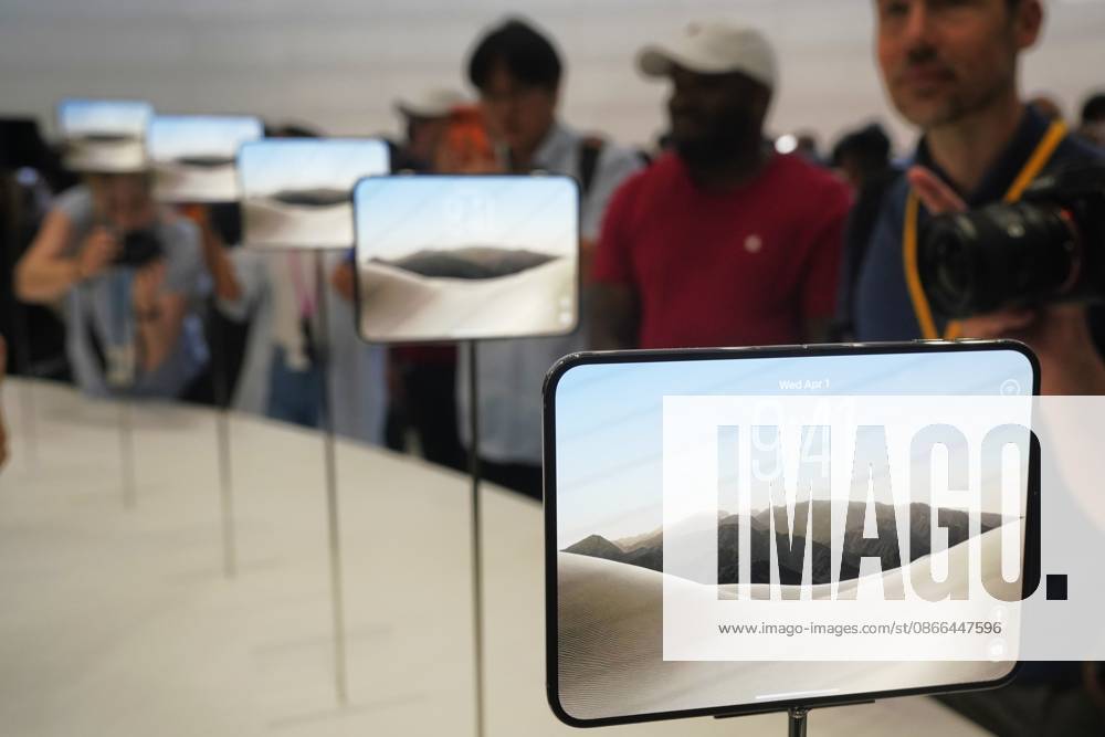 #2 (260909) -- CUPERTINO, Sept. 9, 2026 -- People look at Apple s first foldable smartphone, iPhone Duo, at Apple Park in Cupertino, California, the United States, Sept. 9, 2026. U.S. tech giant Apple on Wednesday unveiled its first foldable smartphone, iPhone Duo, along with the iPhone 18 Pro lineup, new Apple Watch models and AirPods at a product launch event held at Apple Park, its headquarters in Cupertino, California. ) U.S.-CALIFORNIA-CUPERTINO-APPLE-IPHONE DUO-LAUNCH EVENT WuxXiaoling