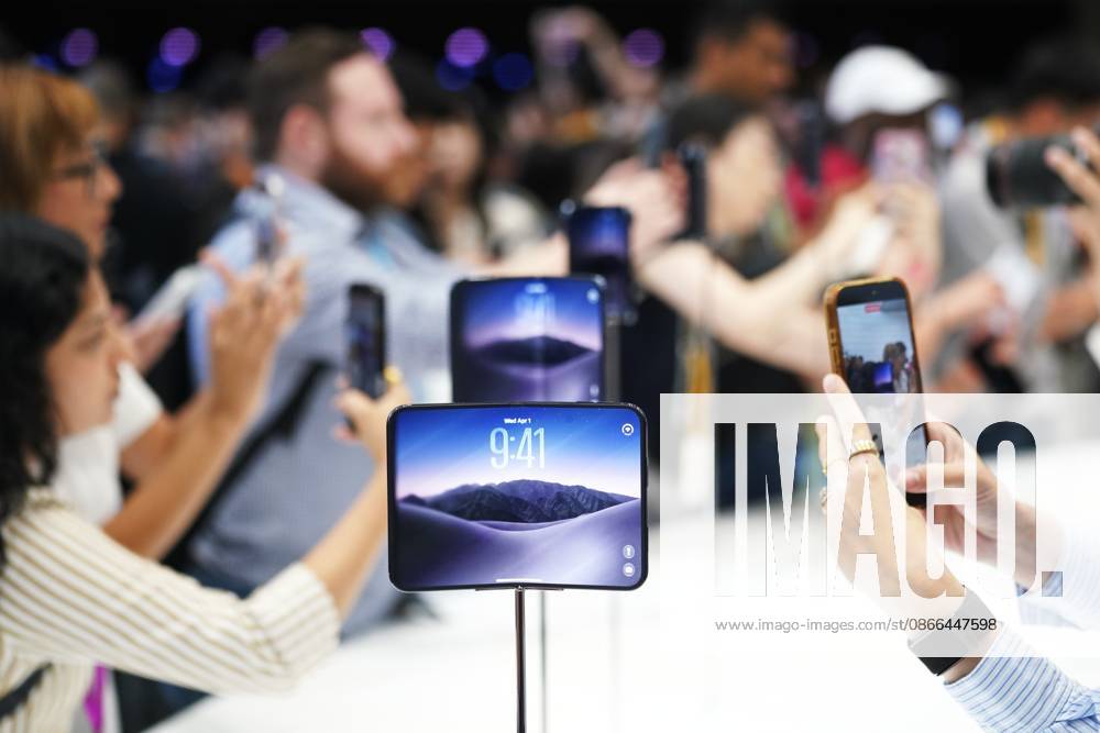 (260909) -- CUPERTINO, Sept. 9, 2026 -- People take photos of Apple s first foldable smartphone, iPhone Duo, at Apple Park in Cupertino, California, the United States, Sept. 9, 2026. U.S. tech giant Apple on Wednesday unveiled its first foldable smartphone, iPhone Duo, along with the iPhone 18 Pro lineup, new Apple Watch models and AirPods at a product launch event held at Apple Park, its headquarters in Cupertino, California. ) U.S.-CALIFORNIA-CUPERTINO-APPLE-IPHONE DUO-LAUNCH EVENT WuxXiaoling