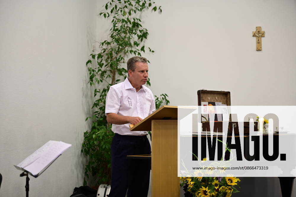 Stephan Sommerfeld at the concert and reading Liberated Voices: GDR Destinies in Stories and Songs at the Sankt Wenzeslaus Abbey in Markersdorf (Jauernick Buschbach)