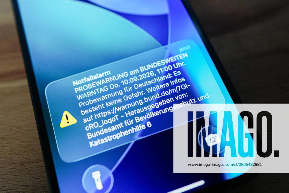 Ahrensburg (stock photo) Warning on a smartphone during National Warning Day, September 10, 2026 Notification on a smartphone regarding National Warning Day (stock photo) Warning on a smartphone during National Warning Day