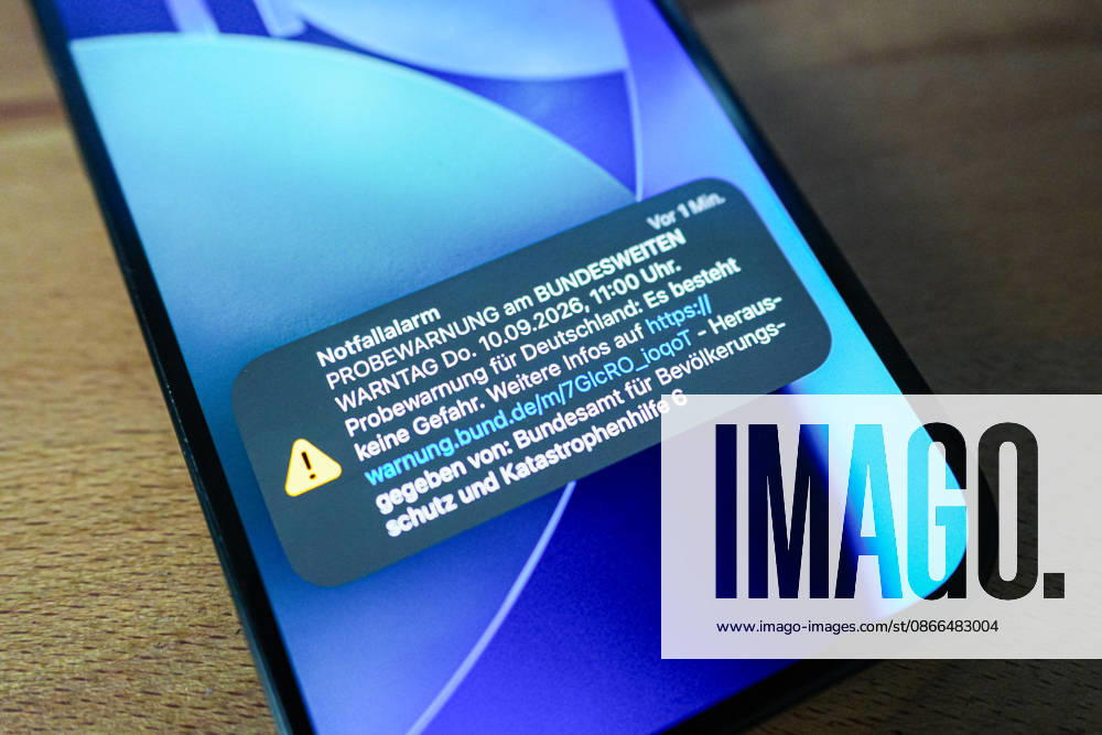 Ahrensburg: Stock photo of a warning on a smartphone during the nationwide warning day, September 10, 2026; Notification on a smartphone regarding the nationwide warning day; Stock photo of a warning on a smartphone during the nationwide warning day