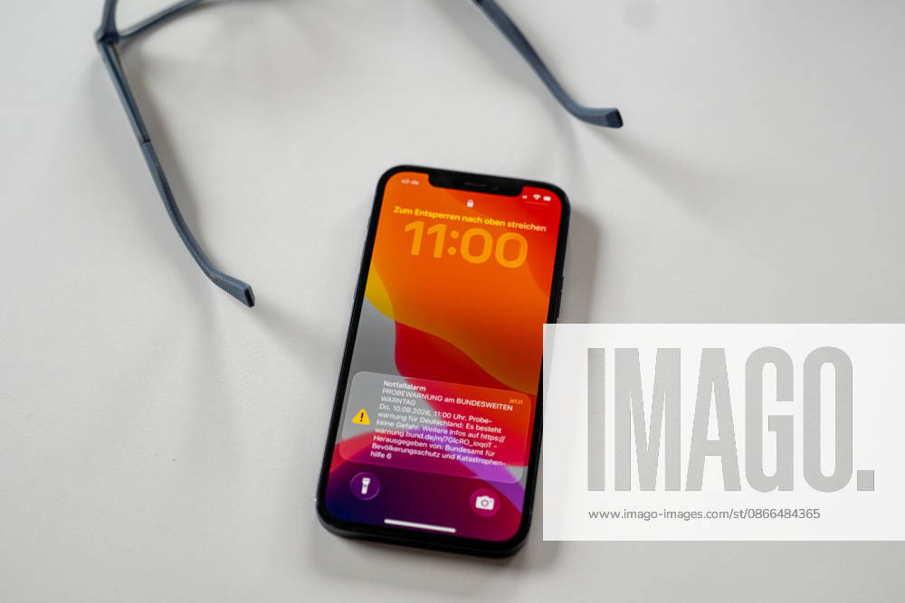 National Warning Day 2026: The test alert from the Federal Office for Civil Protection and Disaster Assistance (BBK) will appear on a smartphone on September 10, 2026. As part of National Warning Day, various warning methods and systems will be tested in Germany. Stock image