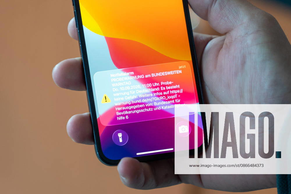National Warning Day 2026: The test alert from the Federal Office for Civil Protection and Disaster Assistance (BBK) will appear on a smartphone on September 10, 2026. As part of National Warning Day, various warning methods and systems will be tested in Germany. Stock image