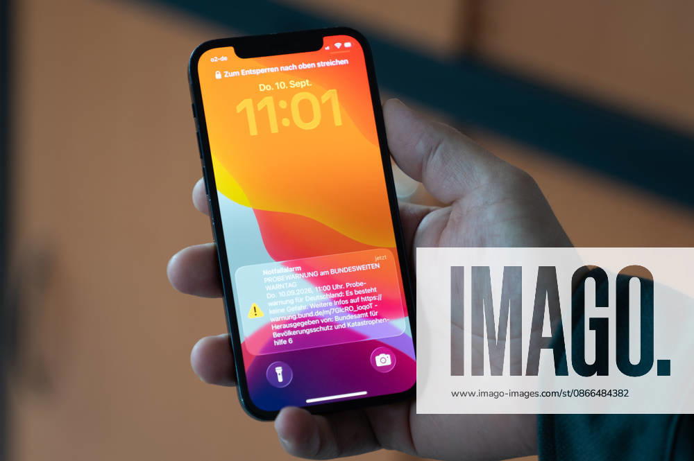 National Warning Day 2026: The test alert from the Federal Office for Civil Protection and Disaster Assistance (BBK) will appear on a smartphone on September 10, 2026. As part of National Warning Day, various warning methods and systems will be tested in Germany. Stock image