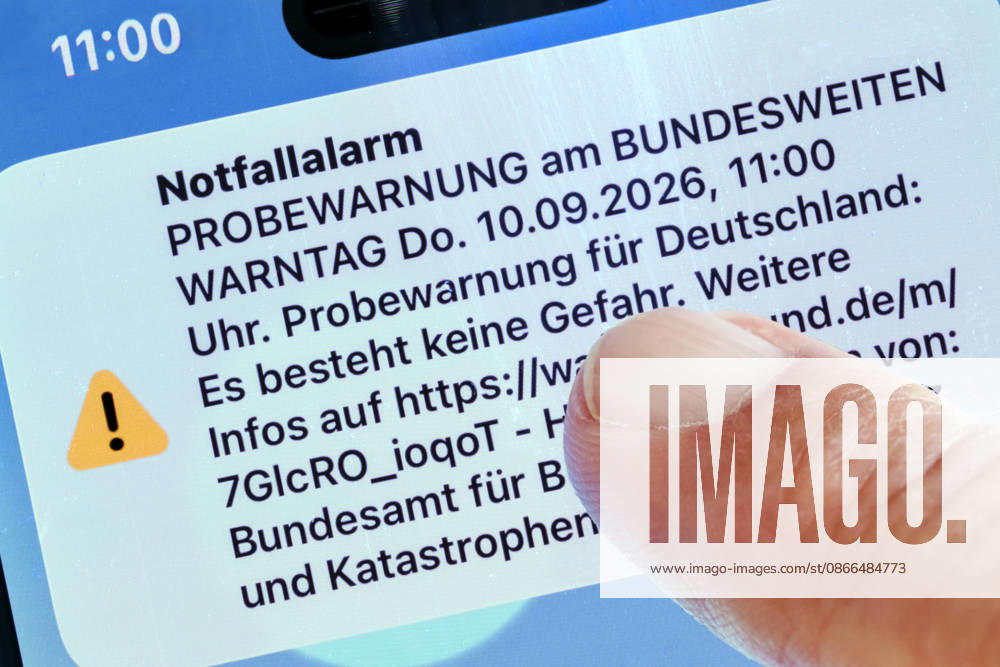 Nationwide Warning Day, test alert at 11 a.m., warning notification on a smartphone, September 10, 2026 Germany, Munich, September 10, 20