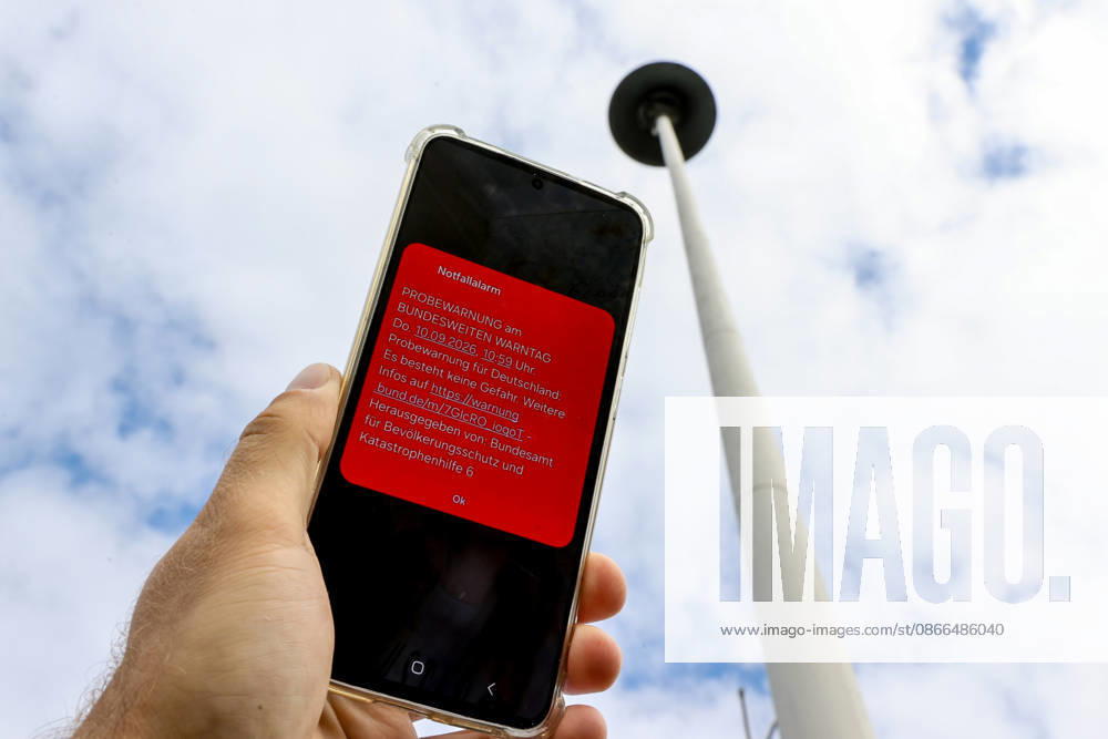 National Warning Day 2026 (stock photo), Starting at 11:00 a.m., warnings, test warnings, and test alarms were sent to cell phones and smartphones; siren, fire department, fire department siren, Wolfsburg