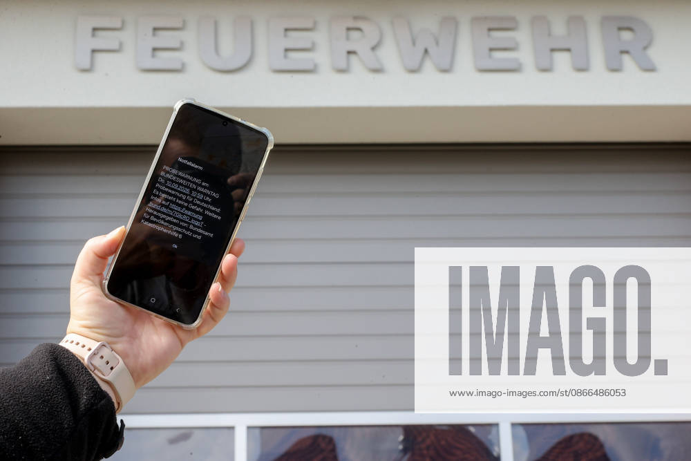 2026 National Warning Day (stock photo, illustrative image); starting at 11:00 a.m., warnings, test warnings, and test alarms were sent to cell phones and smartphones; Fire Department, Wolfsburg Fire Station