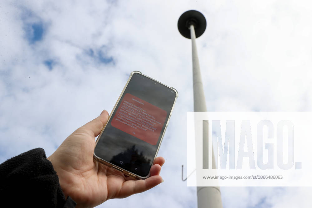 National Warning Day 2026 (stock photo), Starting at 11:00 a.m., warnings, test warnings, and test alarms were sent to cell phones and smartphones; siren, fire department, fire department siren, Wolfsburg