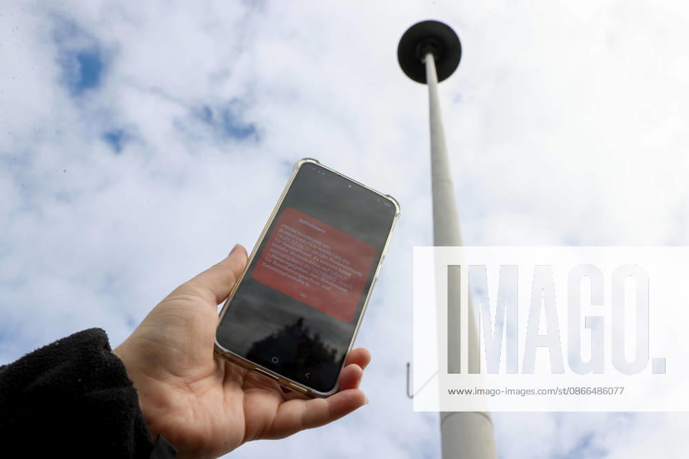 National Warning Day 2026 (stock photo), Starting at 11:00 a.m., warnings, test warnings, and test alarms were sent to cell phones and smartphones; siren, fire department, fire department siren, Wolfsburg