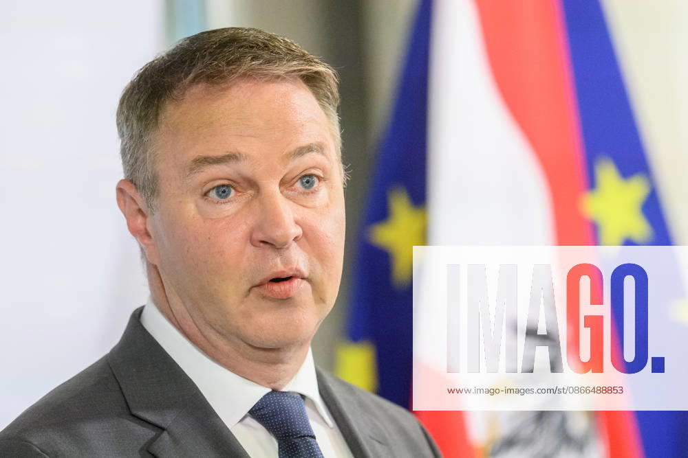 Photonews.at - Wien, 10.09.2026. Beim ORF-Zukunftsforum geht es um die künftige Rolle des öffentlich-rechtlichen Rundfunks in Österreich. An zwei Tagen diskutieren Vertreter aus Politik, Medien, Wissenschaft sowie aus Kunst, Kultur und Sport über zentrale Fragen zur Zukunft des ORF. Im Rahmen des Forums geht es unter anderem um den öffentlich-rechtlichen Auftrag, Jugend und Medienkompetenz, Digitalisierung, Plattformen und Künstliche Intelligenz sowie um Strukturen, Governance und den Medienstandort Österreich PHOTO: Vizekanzler und Medienminister Andreas Babler (SPÖ) bei doorstep vor Beginn der Veranstaltung The ORF Future Forum focuses on the future of public-service broadcasting in Austria. Over two days, representatives from polit