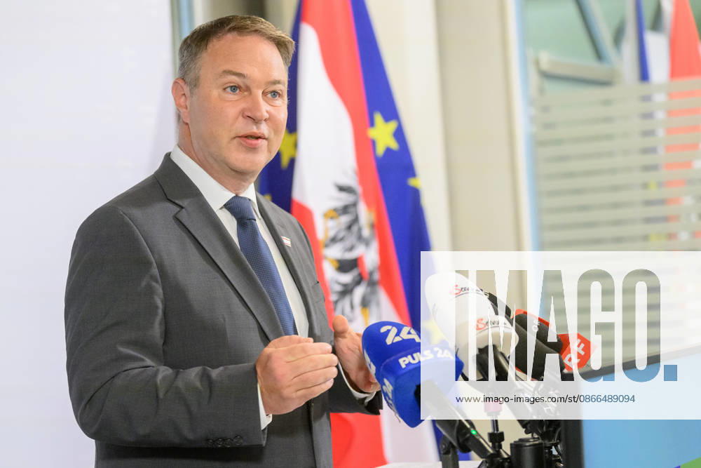Photonews.at - Wien, 10.09.2026. Beim ORF-Zukunftsforum geht es um die künftige Rolle des öffentlich-rechtlichen Rundfunks in Österreich. An zwei Tagen diskutieren Vertreter aus Politik, Medien, Wissenschaft sowie aus Kunst, Kultur und Sport über zentrale Fragen zur Zukunft des ORF. Im Rahmen des Forums geht es unter anderem um den öffentlich-rechtlichen Auftrag, Jugend und Medienkompetenz, Digitalisierung, Plattformen und Künstliche Intelligenz sowie um Strukturen, Governance und den Medienstandort Österreich PHOTO: Vizekanzler und Medienminister Andreas Babler (SPÖ) bei doorstep vor Beginn der Veranstaltung The ORF Future Forum focuses on the future of public-service broadcasting in Austria. Over two days, representatives from polit