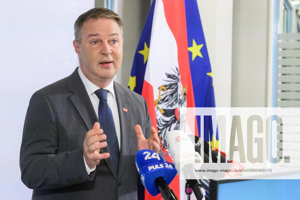 Photonews.at - Wien, 10.09.2026. Beim ORF-Zukunftsforum geht es um die künftige Rolle des öffentlich-rechtlichen Rundfunks in Österreich. An zwei Tagen diskutieren Vertreter aus Politik, Medien, Wissenschaft sowie aus Kunst, Kultur und Sport über zentrale Fragen zur Zukunft des ORF. Im Rahmen des Forums geht es unter anderem um den öffentlich-rechtlichen Auftrag, Jugend und Medienkompetenz, Digitalisierung, Plattformen und Künstliche Intelligenz sowie um Strukturen, Governance und den Medienstandort Österreich PHOTO: Vizekanzler und Medienminister Andreas Babler (SPÖ) bei doorstep vor Beginn der Veranstaltung The ORF Future Forum focuses on the future of public-service broadcasting in Austria. Over two days, representatives from polit