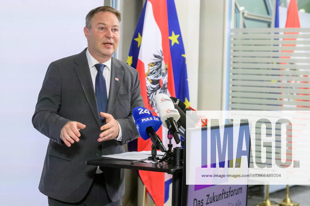 Photonews.at - Wien, 10.09.2026. Beim ORF-Zukunftsforum geht es um die künftige Rolle des öffentlich-rechtlichen Rundfunks in Österreich. An zwei Tagen diskutieren Vertreter aus Politik, Medien, Wissenschaft sowie aus Kunst, Kultur und Sport über zentrale Fragen zur Zukunft des ORF. Im Rahmen des Forums geht es unter anderem um den öffentlich-rechtlichen Auftrag, Jugend und Medienkompetenz, Digitalisierung, Plattformen und Künstliche Intelligenz sowie um Strukturen, Governance und den Medienstandort Österreich PHOTO: Vizekanzler und Medienminister Andreas Babler (SPÖ) bei doorstep vor Beginn der Veranstaltung The ORF Future Forum focuses on the future of public-service broadcasting in Austria. Over two days, representatives from polit