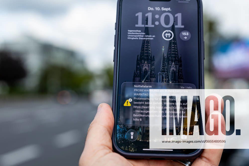 National Warning Day: Emergency Alert and KATWARN Notification on a Smartphone, September 10, 2026. On the occasion of National Warning Day 2026, a smartphone screen in Bonn-Bad Godesberg displays the emergency alert triggered via cell broadcast as well as a KATWARN warni