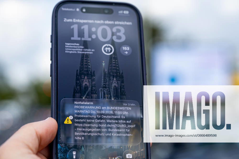 National Warning Day: Emergency Alert and KATWARN Notification on a Smartphone, September 10, 2026. On the occasion of National Warning Day 2026, a smartphone screen in Bonn-Bad Godesberg displays the emergency alert triggered via cell broadcast as well as a KATWARN warni