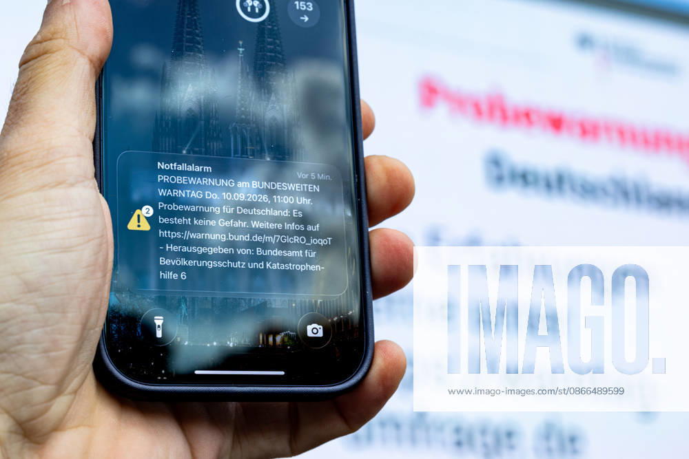 National Warning Day: Emergency Alert and KATWARN Notification on a Smartphone, September 10, 2026. On the occasion of National Warning Day 2026, a smartphone screen in Bonn-Bad Godesberg displays the emergency alert triggered via cell broadcast as well as a KATWARN warni