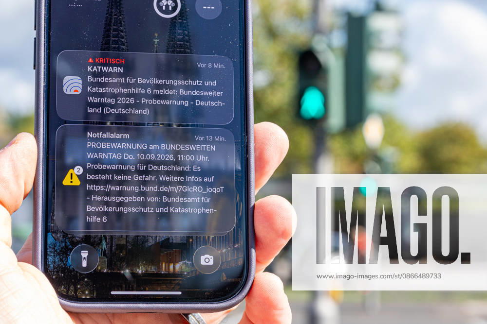 National Warning Day: Emergency Alert and KATWARN Notification on a Smartphone, September 10, 2026. On the occasion of National Warning Day 2026, a smartphone screen in Bonn-Bad Godesberg displays the emergency alert triggered via cell broadcast as well as a KATWARN warni