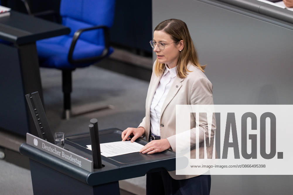 GER, Berlin, 93rd session of the German Bundestag in the plenary hall of the Reichstag building. Isabel Mackensen Geis (SPD) stands at the lectern and speaks.