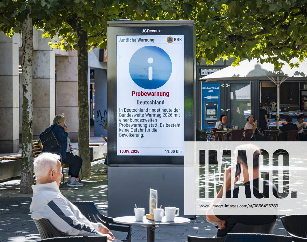 Saarland, Saarbrücken: Just like here in the city center, the nationwide warning day will also take place in the capital of Saarland on Thursday at 11 a.m. Along with wailing sirens and ringing cell phones, the advertising screens on Bahnhofstraße are displaying a test warning. bub