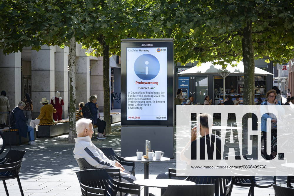 Saarland, Saarbrücken: Just like here in the city center, the nationwide warning day will also take place in the capital of Saarland on Thursday at 11 a.m. Along with wailing sirens and ringing cell phones, the advertising screens on Bahnhofstraße are displaying a test warning. bub