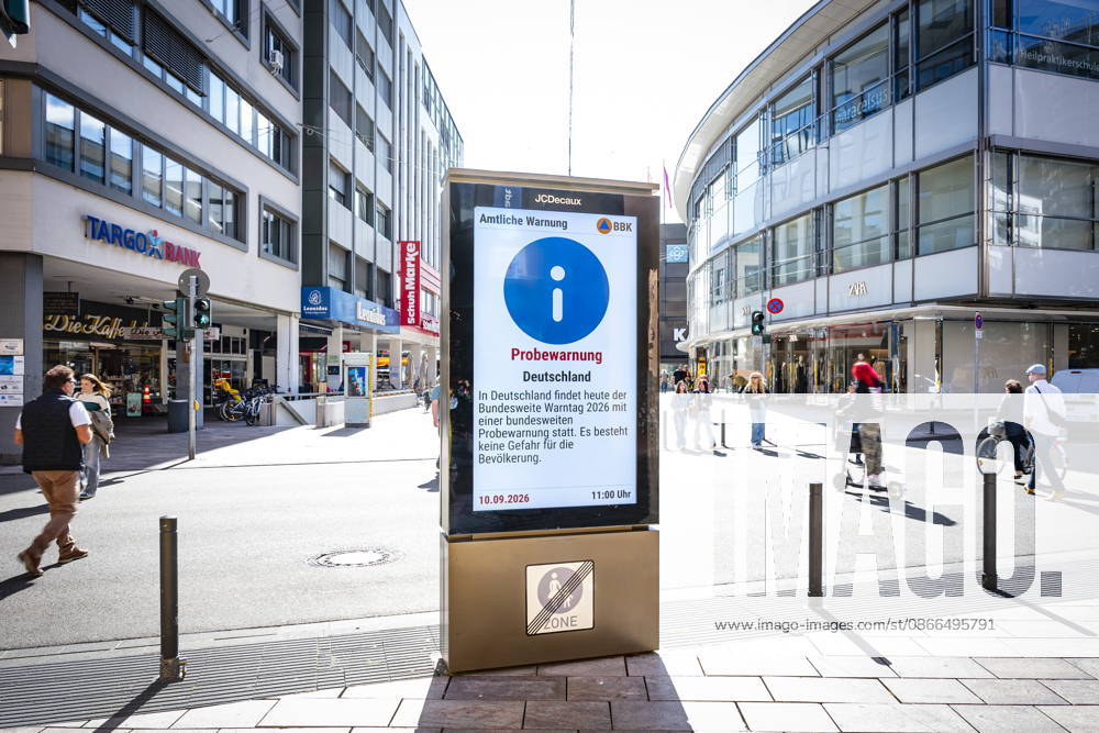 Saarland, Saarbrücken: Just like here in the city center, the nationwide warning day will also take place in the capital of Saarland on Thursday at 11 a.m. Along with wailing sirens and ringing cell phones, the advertising screens on Bahnhofstraße are displaying a test warning. bub