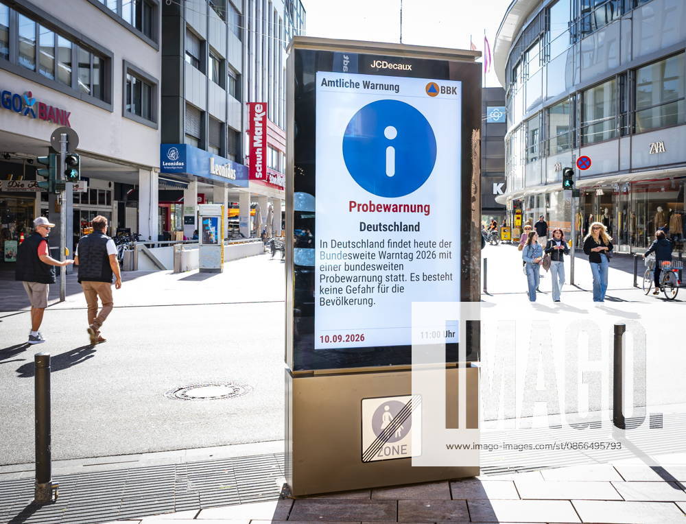 Saarland, Saarbrücken: Just like here in the city center, the nationwide warning day will also take place in the capital of Saarland on Thursday at 11 a.m. Along with wailing sirens and ringing cell phones, the advertising screens on Bahnhofstraße are displaying a test warning. bub